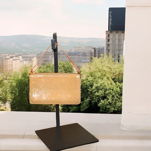 LOUIS VUITTON
Noisette Monogram Vernis Lexington Pochette Bag - Picture 2 of 10